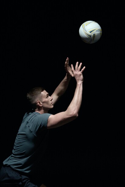 A implementação do VAR no voleibol, marcada pelo ano de 2012, marcou uma mudança paradigmática nas dinâmicas do esporte