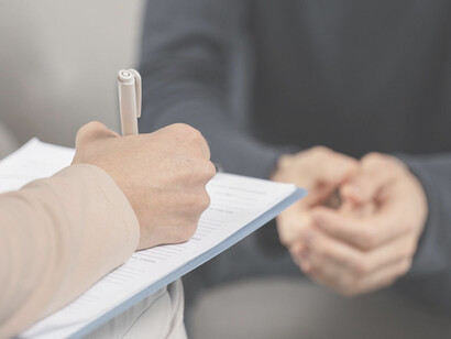 Persona en una consulta de psicoterapia. El ser humano es más que un cuerpo: es un cuerpo conformado por el deseo de otros y por lo social