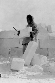 Abrigo contra o frio feito com blocos de gelo