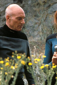Cena do filme Star Trek - A próxima geração (1993), mostra os atores usando um aparelho de comunicação semelhante aos primeiros celulares deste século