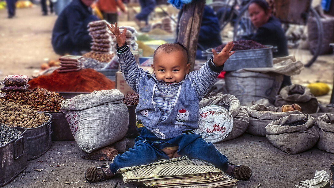 Cina – Bambino al mercato di Turfan (Regione autonoma degli Uygur dello Xinjiang), foto Sergio Pessolano