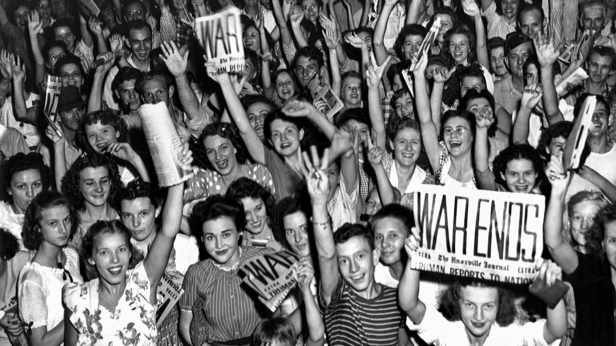 Residentes de Oak Ridge, Tennessee, Estados Unidos, celebrando la rendición de Japón