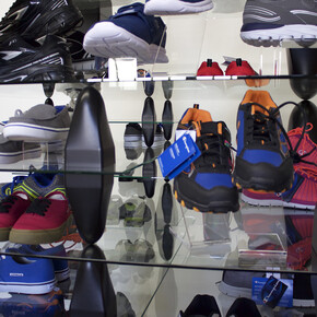 Patrick Jackson, Shelving Unit, 2015, Glass, shoes, plastic, 36 x 67 ½ x 36 in. Courtesy Galerie GP & N Vallois, Paris