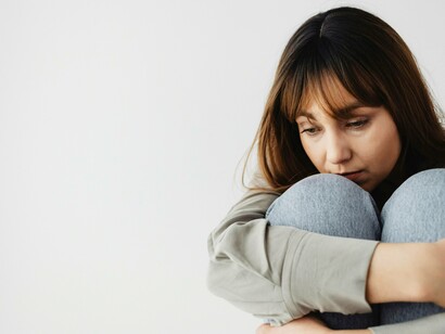 Gros plan d'une femme qui semble seule