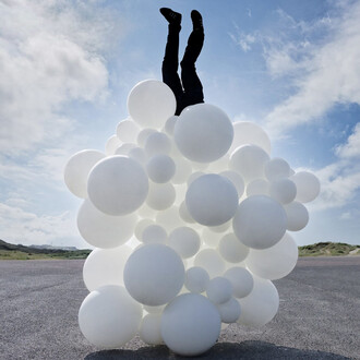 Charles Petillon, Marcher sur la tête (large), 2024. Courtesy of Danysz Gallery