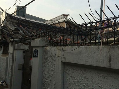 A standard house located in the busy streets of Korea