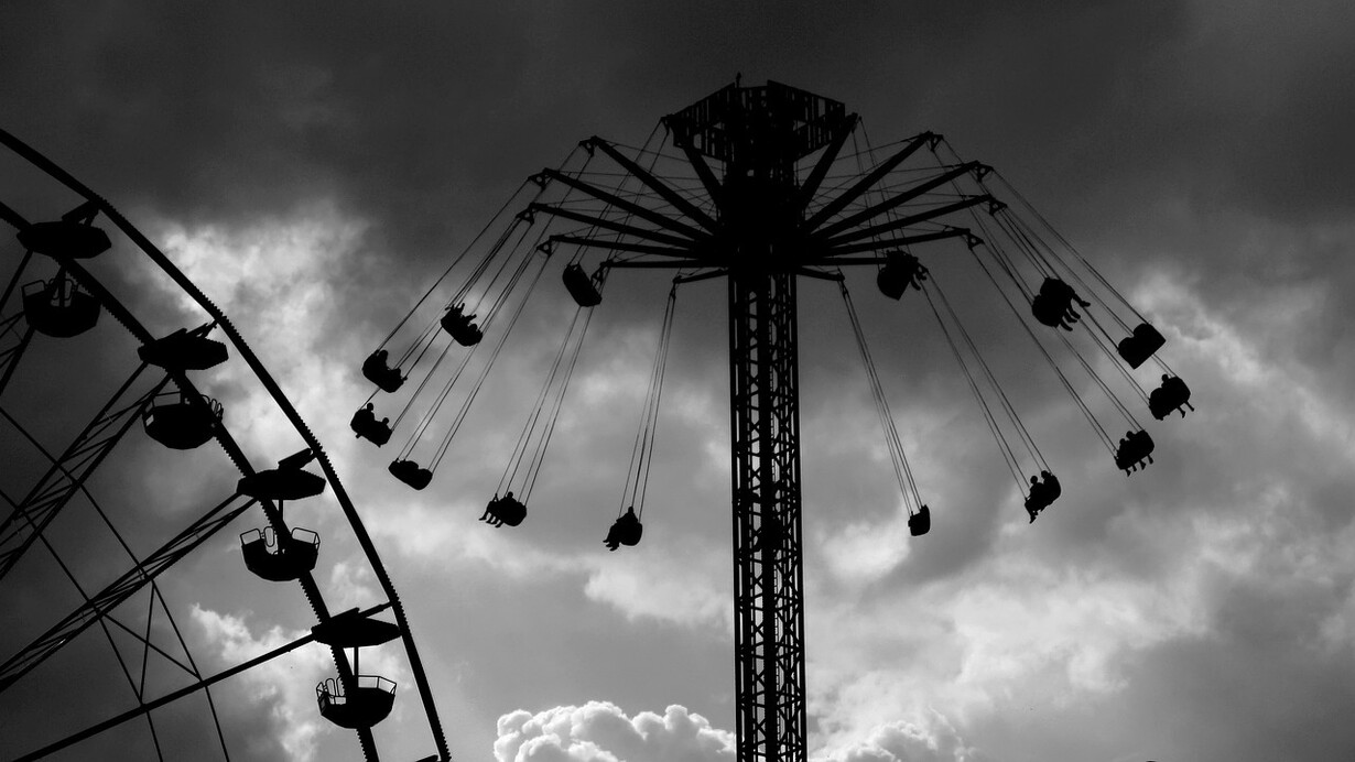 Spesso la vita si manifesta come una giostra. Per crescere si dovrà fare più volte il giro del carosello godendosi la musica e la scomodità delle sedute