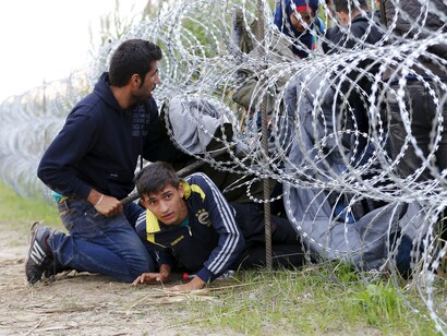 Migrantes sirios cruzan las alambradas en las fronteras europeas