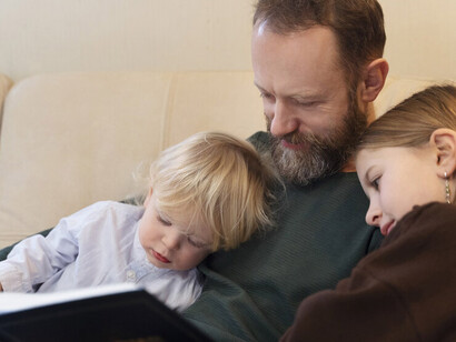 Pero es que hay una parte de esa nueva maternidad que desexualiza; de hecho, eso acabó con parte de nuestra relación. Padre leyendo un libro con sus hijas