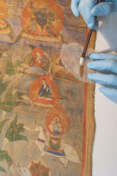 Particolare del consolidamento del pigmento con funori