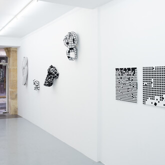Esther Stocker, Secrets géométriques, vue de l'exposition. Avec l'aimable autorisation de la Galerie Alberta Pane