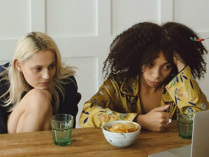 Este tipo de conteúdo oferece o conforto de uma narrativa que já conhecemos, com a leveza da comédia e o distanciamento da encenação. É familiar. Sabemos como termina, e mesmo assim, vemos mais uma vez, só para confirmar que a história continua a ser verdadeira