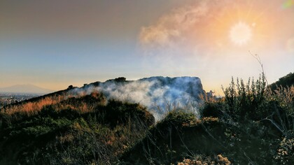 La Terra dei Fuochi era un tempo la Campania Felix, una terra fertile e rigogliosa, oggi divenuta simbolo di devastazione ambientale e ingiustizia sociale