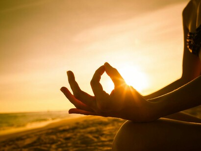 Se non li spezziamo con qualcosa che ci aiuti a ritrovare il centro, gli eventi e le preoccupazioni che ci girano attorno rischiano di risucchiarci in un vero e proprio vortice