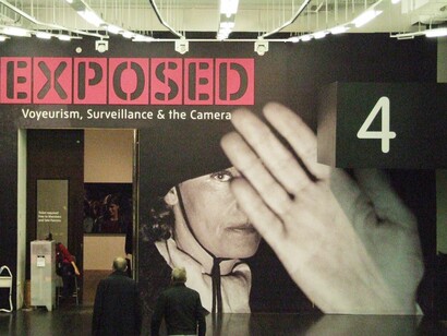 Exposição 'Exposed: Voyeurism, Surveillance and the Camera', em Londres, Inglaterra. Na América Latina, a Surveillance Art assume uma carga política ainda mais acentuada, dada a história de regimes autoritários e repressão estatal. Durante as ditaduras militares que assolaram diversos países da região nas décadas de 1970 e 1980, a vigilância foi amplamente utilizada como um instrumento de controle e opressão. Por essa razão, o passado histórico é constantemente revisitado nas obras de artistas latino-americanos, que exploram as cicatrizes deixadas pela vigilância estatal, refletindo sobre novos mecanismos de controle