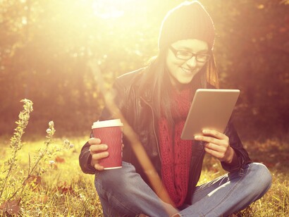 Una chica leyendo al atardecer