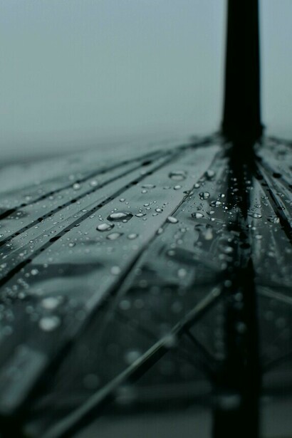 Mojarse un poco bajo la lluvia también puede ser una forma de reconciliarse con el instante y dejar que el día termine más despacio