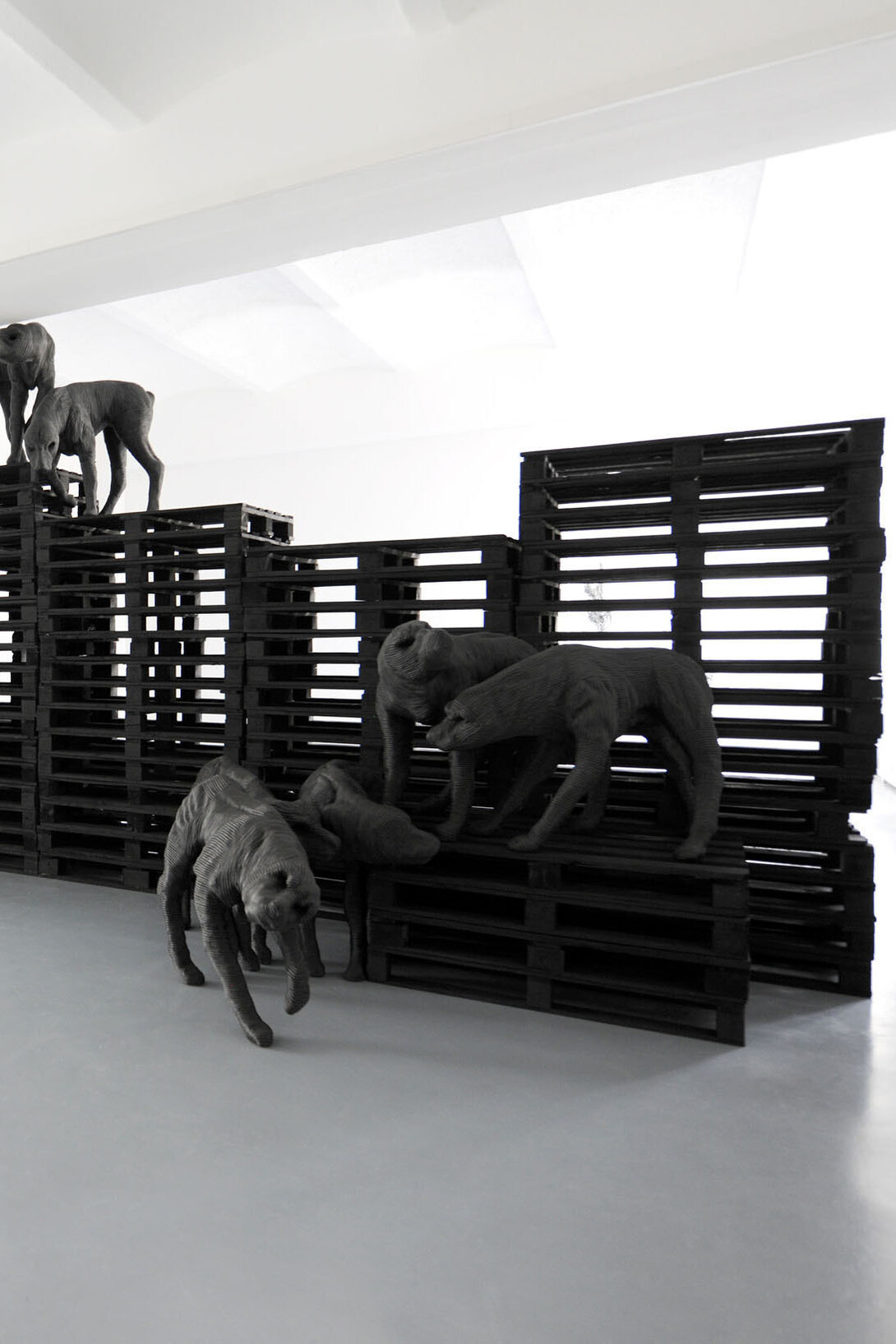 Paolo Grassino, Analgesia nero, particolare, 2012, spugna sintetica su polistirolo e legno, dimensioni variabili