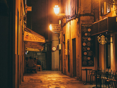 Sous les lampadaires tremblants, les pavés romains racontent une autre dolce vita, celle des silences, des errances et des solitudes inavouées