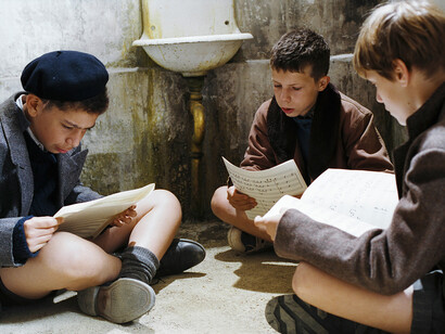 I giovani coristi preparano i canti