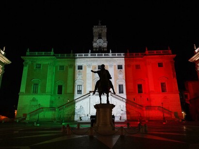 Il tricolore proiettato sulla facciata del Palazzo Senatorio al Campidoglio