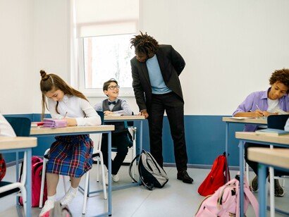 Para redefinir las prácticas docentes, es necesario que los profesores no solo se adapten a la IA, sino que también encuentren nuevas maneras de guiar el aprendizaje crítico