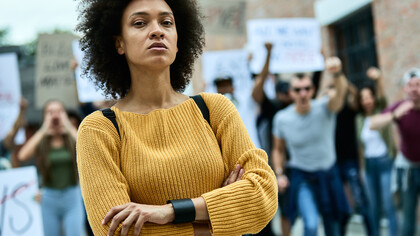 Não há uma estimativa concreta para o fim do racismo no Brasil, pois ele é um fenômeno profundamente enraizado na história, cultura e estrutura social do país. O combate ao racismo é um processo contínuo que envolve mudanças de atitudes, políticas públicas, educação e conscientização ao longo do tempo. Embora haja avanços e esforços constantes para promover a igualdade racial, ainda há muito a ser feito para reduzir significativamente o racismo na sociedade brasileira
