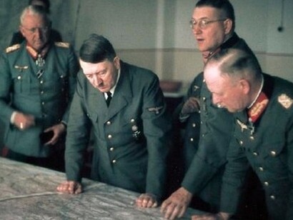 Hitler con parte de su Estado Mayor contempla un mapa en 1943