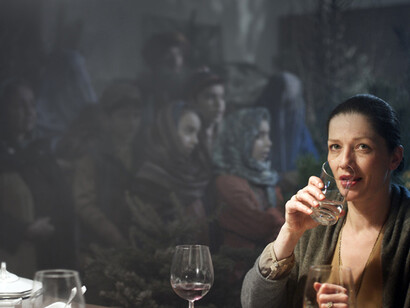 Omer Fast, Continuity (Diptych) [Continuité (Diptyque)], 2012-2015,Vidéo HD, couleur, son, 77'. Production 2012 : dOCUMENTA (13), Thyssen-Bornemisza Art Contemporary, Vienne, et Filmgalerie 451, Berlin, avec le soutien de Medienboard Berlin-Brandenburg, ZDF/3Sat et OK Offenes Kulturhaus Oberösterreich. Production 2015 : Jeu de Paume, Paris, BALTIC Centre for Contemporary Art, Gateshead, et Filmgalerie 451, Berlin, avec le soutien de Medienboard Berlin-Brandenburg et Beauftragter der Bundesregierung für Kultur und Medien (BKM). © Omer Fast