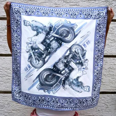 Il risultato è un tessuto morbido, traspirante e luminoso, apprezzato anche nel mondo dell’alta moda. Foulard di seta ricavato dalla lavorazione degli scarti della produzione di arance, foto di Orange Fiber