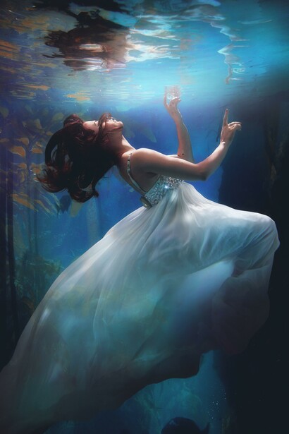 Donna in mare vestita di bianco