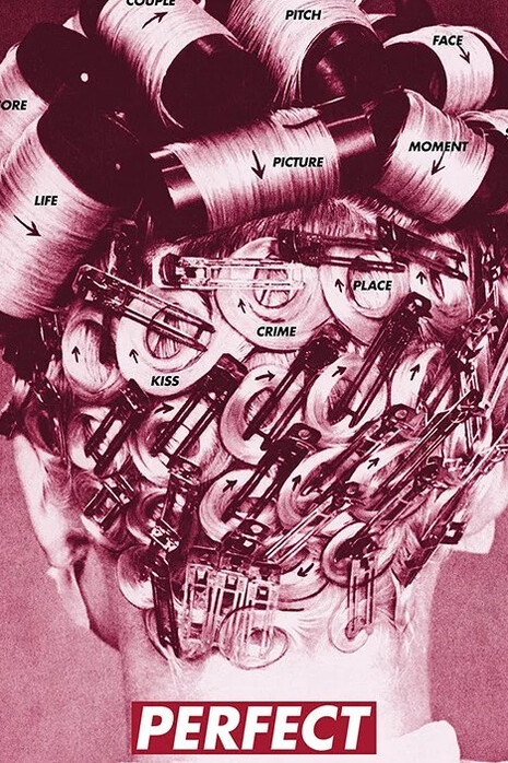 Barbara Kruger, Never perfect enough (tríptico), 2020. Mientras las versiones se multiplican en tribunales y redes, el conflicto muta en narrativa mediática donde cada declaración reconfigura víctimas, responsabilidades y poder simbólico