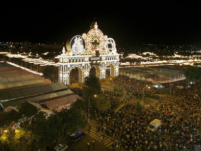 Sevilla. Miles de personas entrando en el Real de la Feria