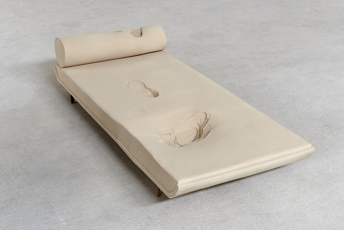 Erwin Wurm,
Snow (Chaise Longue), 2015
Polyester, iron, acrylic paint. 20 kgs
41 x 180 x 77 cm (16,14 x 70,87 x 30,31 in) 
Courtesy Galerie Thaddaeus Ropac, Paris/Salzburg
photo: Eva Würdinger
