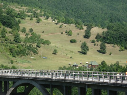 Montenegro. LCruzando a ponte Ponte do Đurđevića Tara