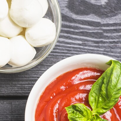 Quella pugliese è una parmigiana celebrativa, pensata per le feste e le tavole abbondanti, dove la melanzana diventa solo il pretesto per un’esplosione di sapori e di memoria familiare