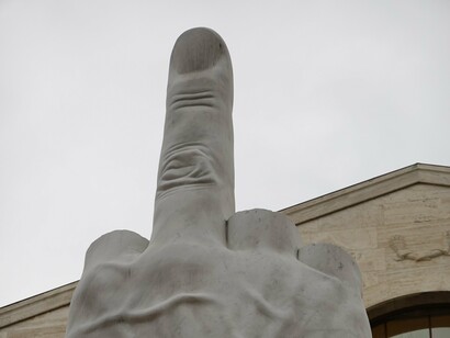 Inicialmente, a obra de arte, polêmica por natureza, deveria permanecer em seu pedestal durante a exposição (1 mês), mas alguns reacionários influentes (políticos e financeiros) queriam vê-la desaparecer ainda mais rapidamente. Aos poucos, iniciou-se uma luta secreta entre os dirigentes das administrações financeiras, que se sentiam humilhados por tal afronta, e os dirigentes das instituições culturais milanesas e da prefeitura
