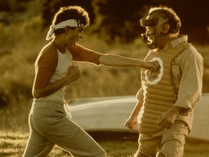 Daniel Larusso (Ralph Macchio) entrenando con el señor Miyagi (Pat Morita)