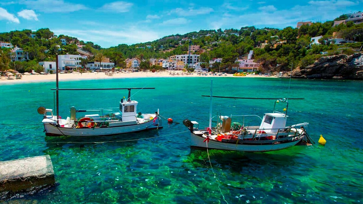 Pequeñas embarcaciones de recreo frente a las costas de Ibiza