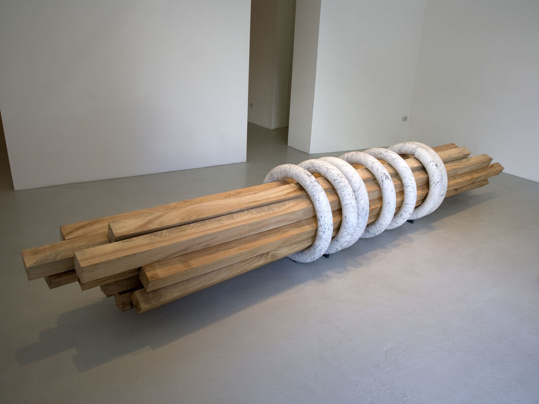 Hidetoshi Nagasawa, Sette anelli, marmo di carrara e legno, 2015, 460 cm e diametro 70 cm, prezzo: 250.000 €