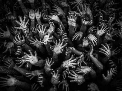 Essa capacidade de monitoramento e controle abre portas para riscos alarmantes à privacidade. Sua vida financeira, e por extensão, grande parte da sua vida pessoal, fica exposta a olhos atentos. Modelos matemáticos comportamentais podem ser aplicados para influenciar suas decisões, direcionar seu consumo e até mesmo prever suas ações. Além disso, a proliferação de dados em grandes bases de dados aumenta exponencialmente o risco de vazamentos ou o compartilhamento indevido entre órgãos governamentais e corporações