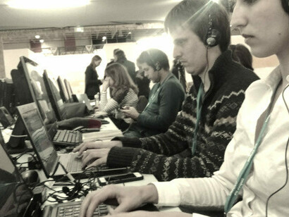 Periodistas frente a sus ordenadores