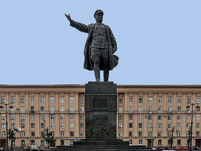 Denkmal für Sergei Kirov auf dem Kirovskaya Platz in Sankt Petersburg (1938)