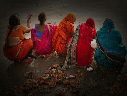 Donne che si bagnano nel Gange, India