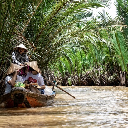Au Vietnam, le Mékong se divise en deux branches principales : le Tiền Giang (« fleuve à l'avant ») et le Hậu Giang (« fleuve à l'arrière »)
