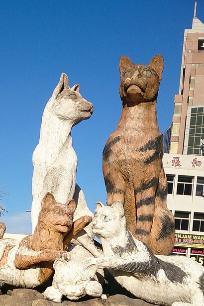 Gatti monumento di fronte al Sarawak Plaza e Holiday Inn