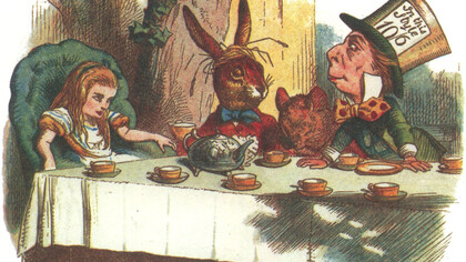 Alicia, merendando junto a la Liebre de Marzo y al Sombrerero. Ilustración de John Tenniel