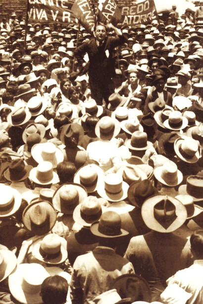 A lo largo de su vida, Haya de la Torre fue perseguido, exiliado y asediado por regímenes autoritarios, pero su influencia en el Perú perduró por décadas