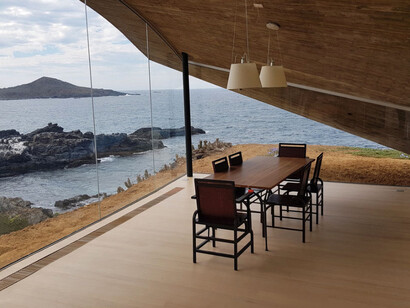 La estructura de la casa, con solo tres puntos de contacto, parece flotar sobre el terreno, creando una sensación de inmersión en el entorno natural. Región de Coquimbo, Chile