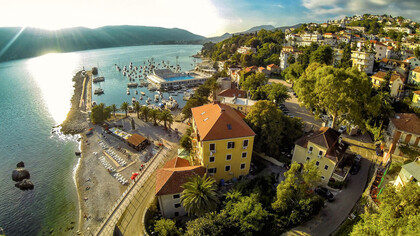 Na entrada da baía, uma das mais bonitas do mundo, ao pé dos penhascos íngremes da montanha Orjen, encontra-se a cidade de Herceg Novi